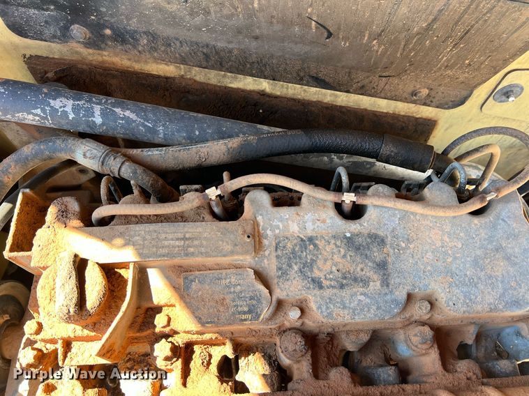 image for item DS2425 2001 JLG 600SC  boom lift