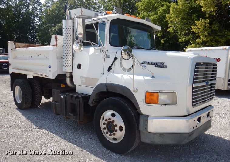 image for item IQ9771 1994 Ford LA9000  dump truck