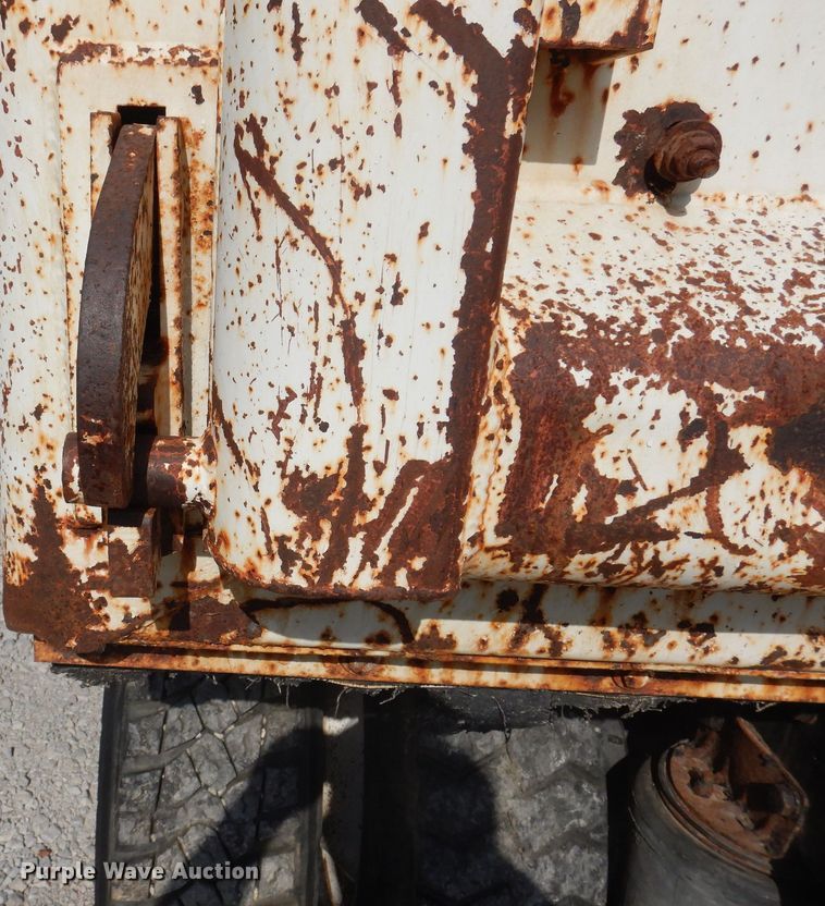 image for item IQ9771 1994 Ford LA9000  dump truck