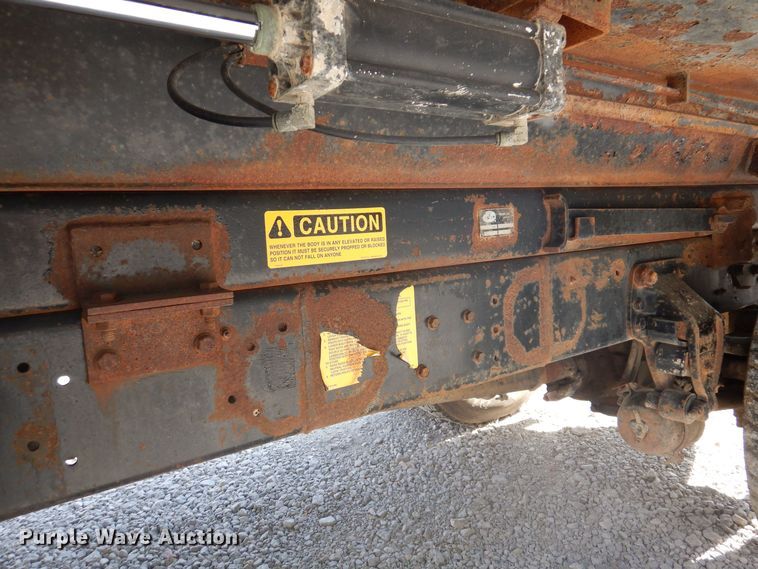 image for item IQ9771 1994 Ford LA9000  dump truck