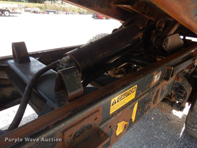 image for item IQ9771 1994 Ford LA9000  dump truck