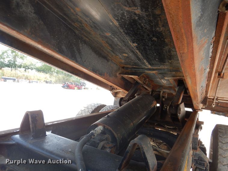 image for item IQ9771 1994 Ford LA9000  dump truck