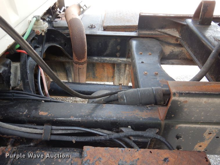 image for item IQ9771 1994 Ford LA9000  dump truck