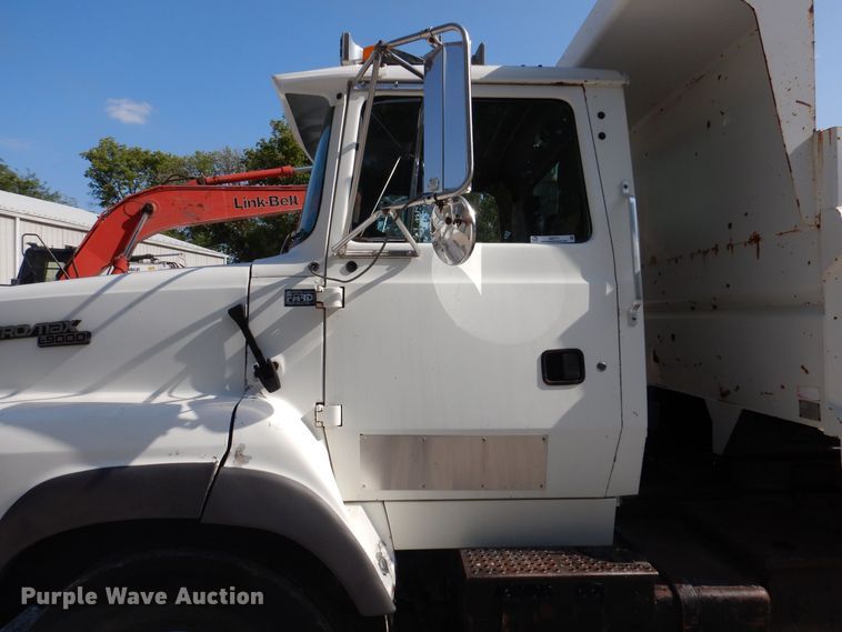 image for item IQ9771 1994 Ford LA9000  dump truck