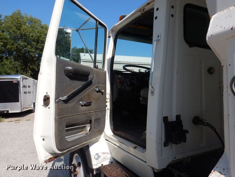 image for item IQ9771 1994 Ford LA9000  dump truck