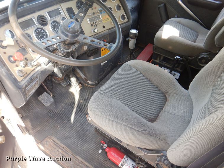 image for item IQ9771 1994 Ford LA9000  dump truck