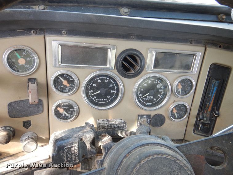 image for item IQ9771 1994 Ford LA9000  dump truck