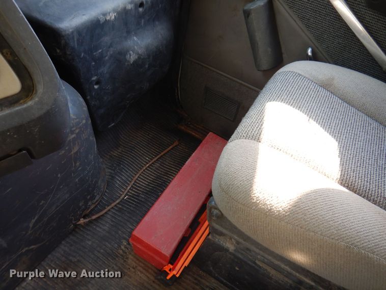 image for item IQ9771 1994 Ford LA9000  dump truck