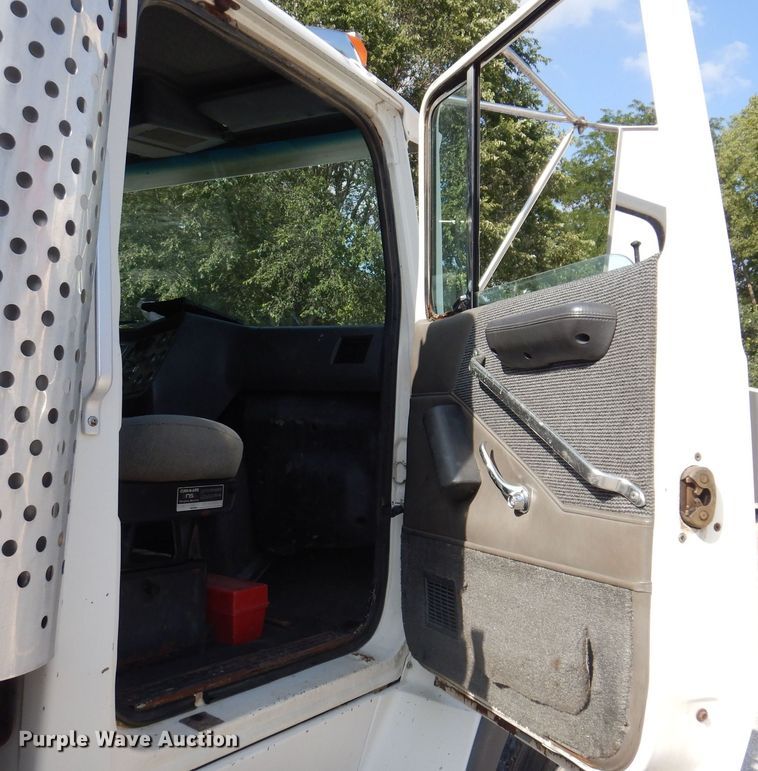 image for item IQ9771 1994 Ford LA9000  dump truck