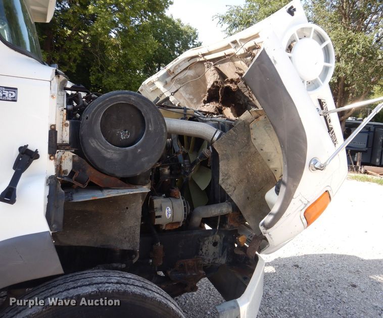 image for item IQ9771 1994 Ford LA9000  dump truck