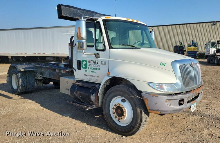 image for item IQ9931 2007 International 4300  hook lift truck