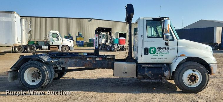 image for item IQ9931 2007 International 4300  hook lift truck