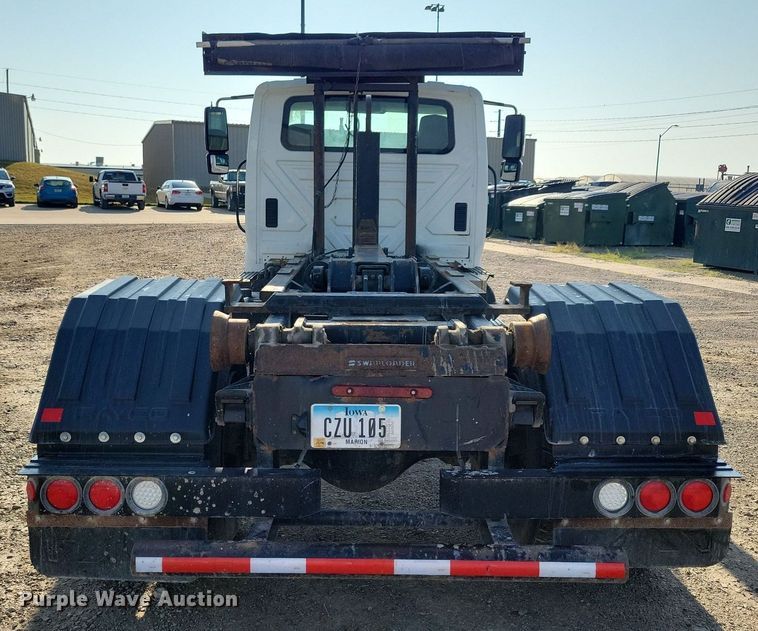 image for item IQ9931 2007 International 4300  hook lift truck