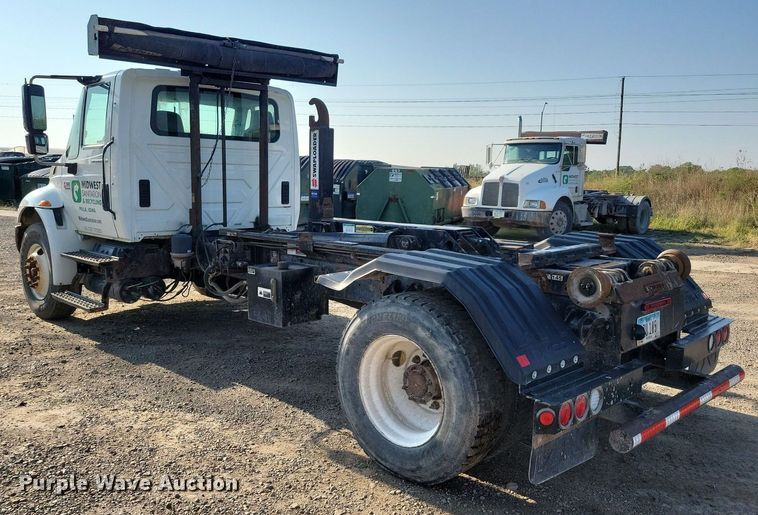 image for item IQ9931 2007 International 4300  hook lift truck