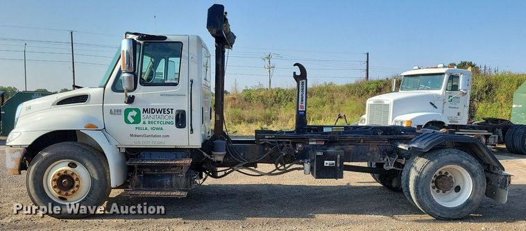 image for item IQ9931 2007 International 4300  hook lift truck