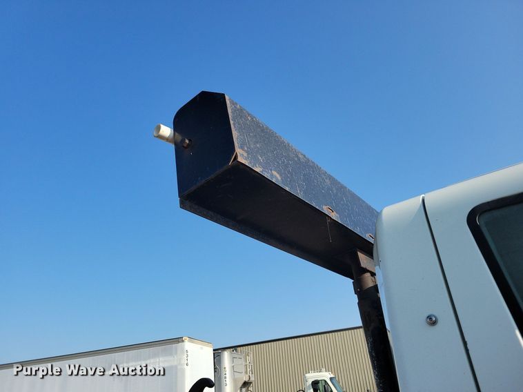 image for item IQ9931 2007 International 4300  hook lift truck