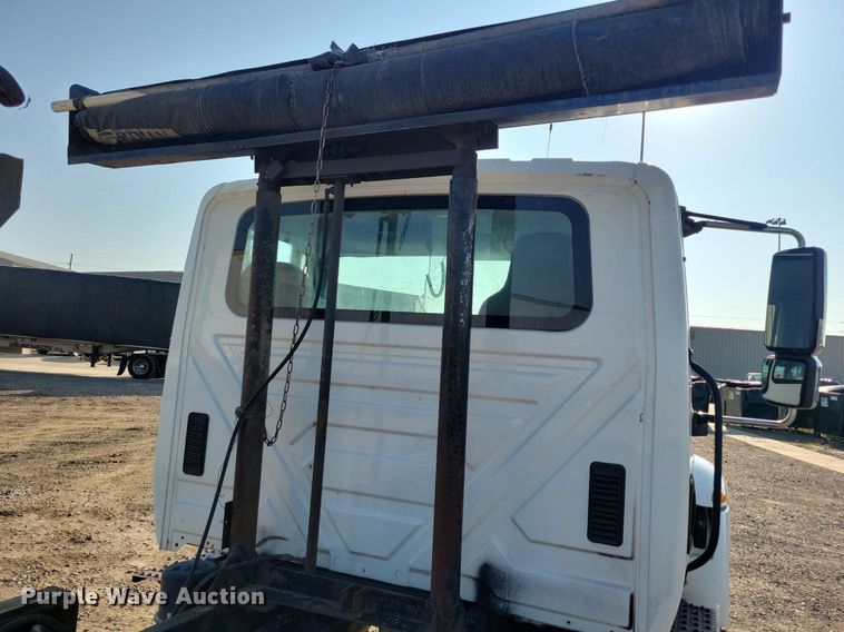 image for item IQ9931 2007 International 4300  hook lift truck