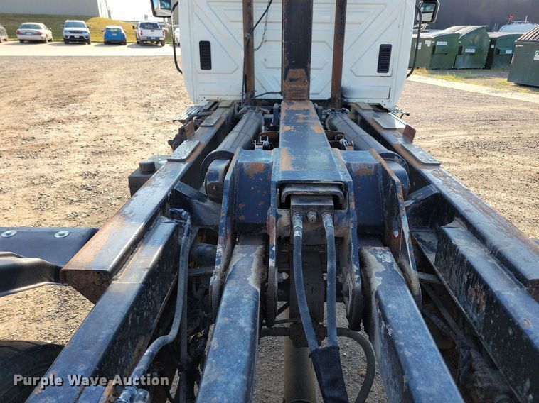 image for item IQ9931 2007 International 4300  hook lift truck