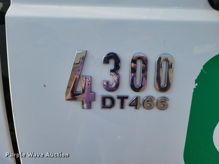 image for item IQ9931 2007 International 4300  hook lift truck