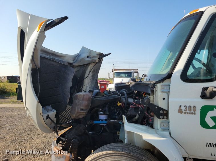 image for item IQ9931 2007 International 4300  hook lift truck