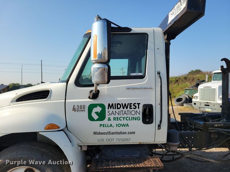 image for item IQ9931 2007 International 4300  hook lift truck