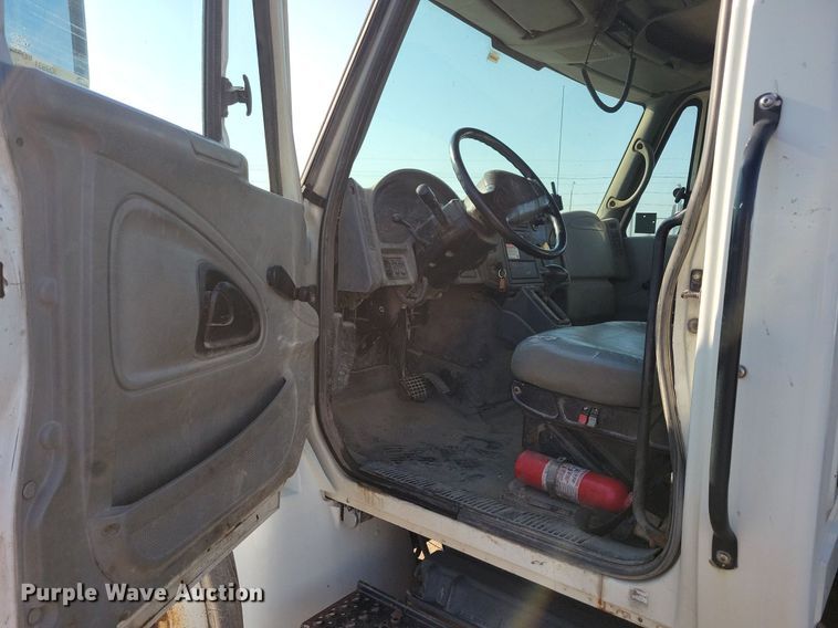 image for item IQ9931 2007 International 4300  hook lift truck