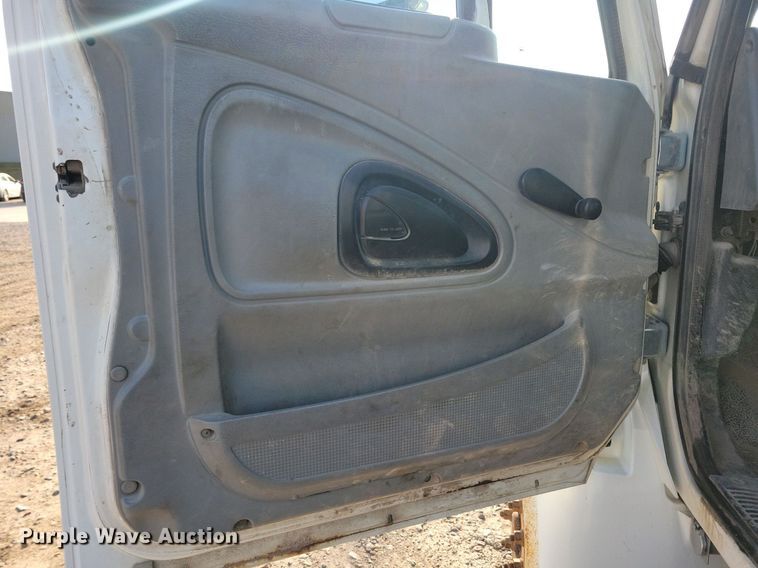 image for item IQ9931 2007 International 4300  hook lift truck
