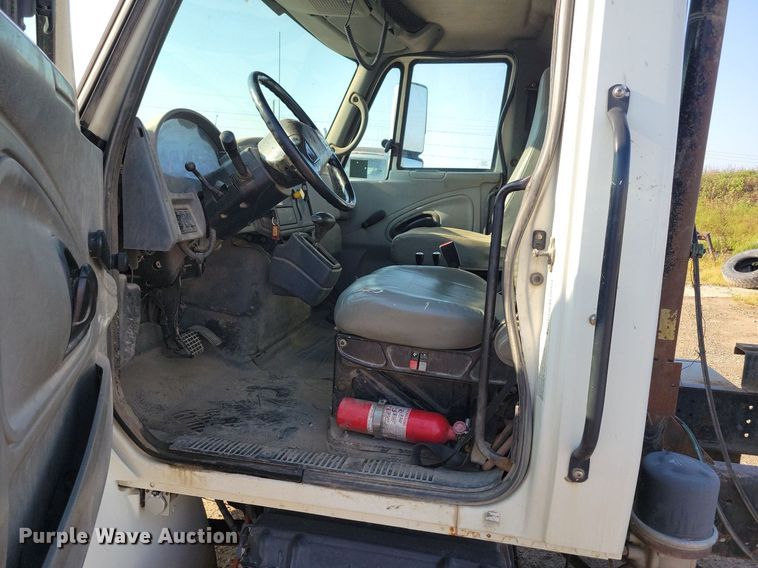 image for item IQ9931 2007 International 4300  hook lift truck