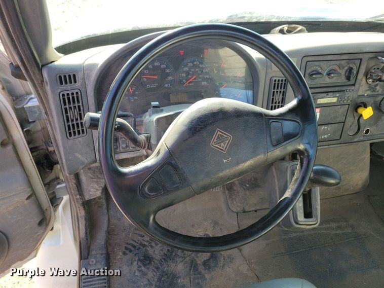 image for item IQ9931 2007 International 4300  hook lift truck