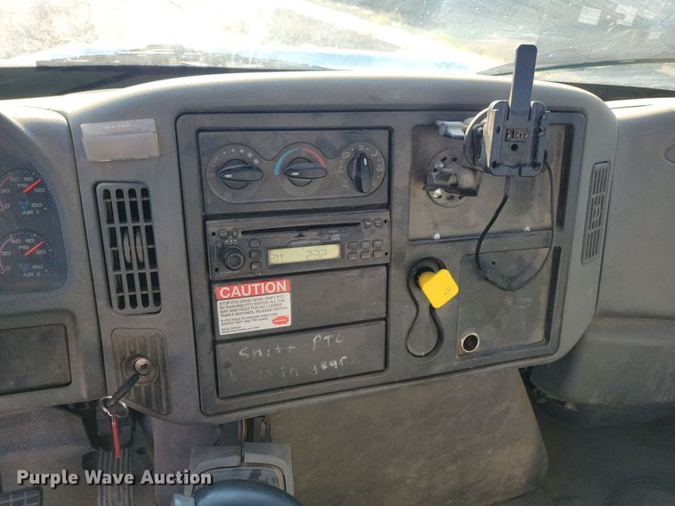 image for item IQ9931 2007 International 4300  hook lift truck