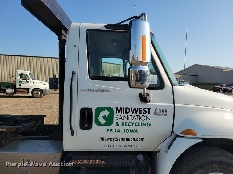 image for item IQ9931 2007 International 4300  hook lift truck