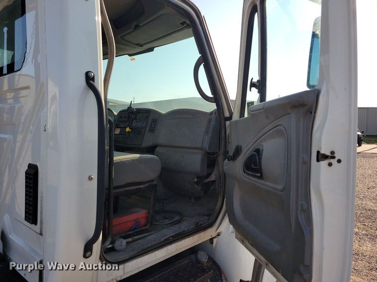 image for item IQ9931 2007 International 4300  hook lift truck