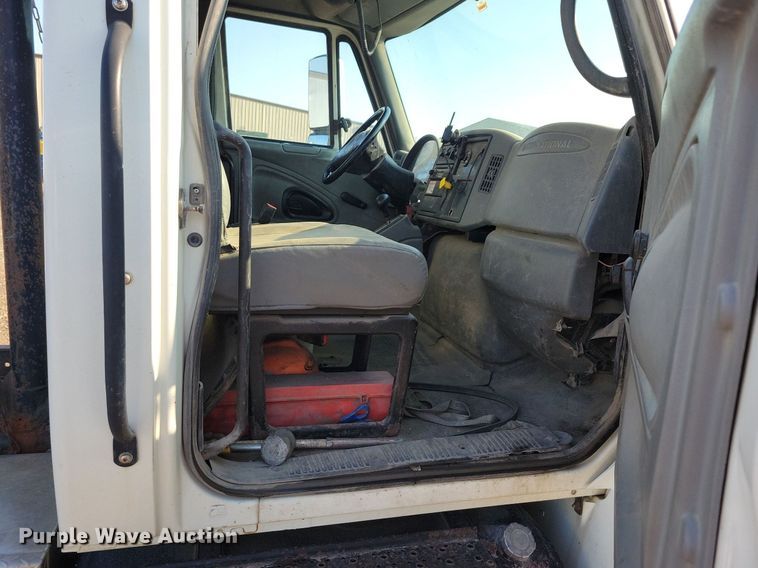 image for item IQ9931 2007 International 4300  hook lift truck