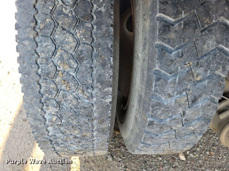 image for item IQ9931 2007 International 4300  hook lift truck