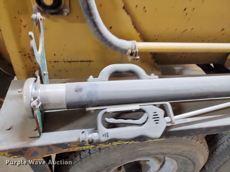 image for item IQ9932 1997 Ring-o-matic 550  vacuum excavator