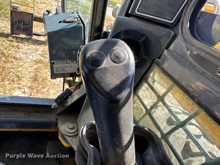 image for item JD9045 2008 Gehl 7810  skid steer loader