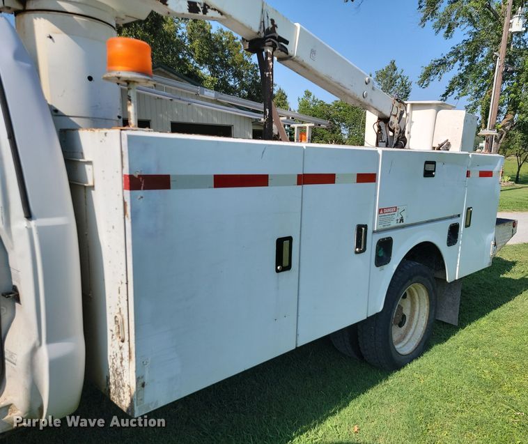 image for item JE9536 2006 Ford F-550 XL Super Duty  bucket truck