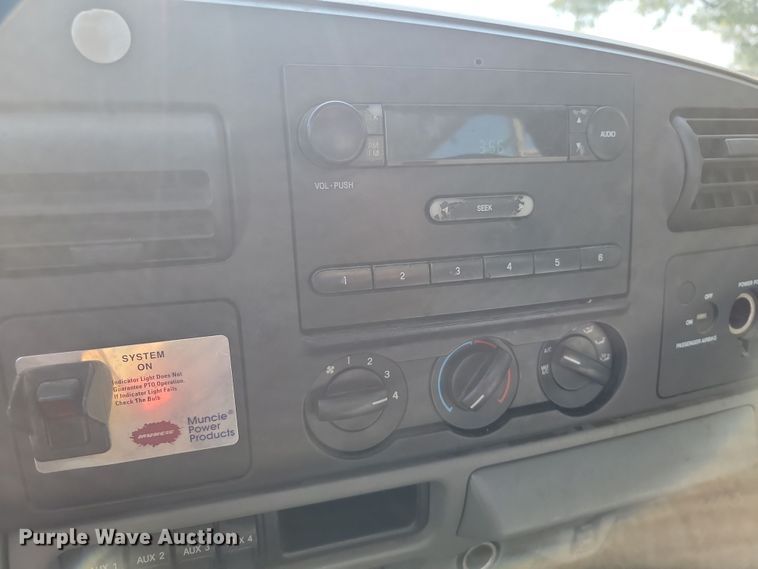 image for item JE9536 2006 Ford F-550 XL Super Duty  bucket truck