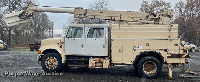 image for item KF9756 1990 International 4700  crew cab bucket truck