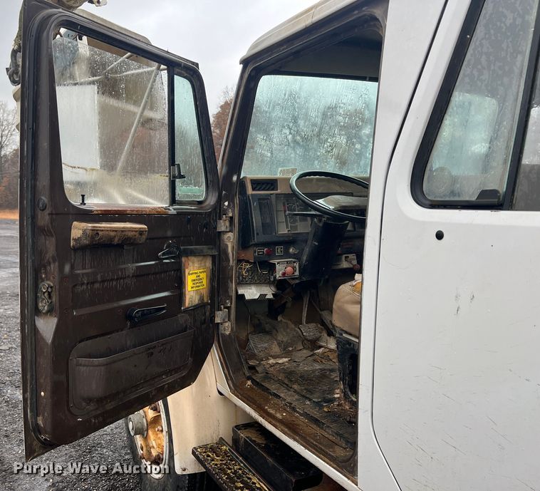 image for item KF9756 1990 International 4700  crew cab bucket truck