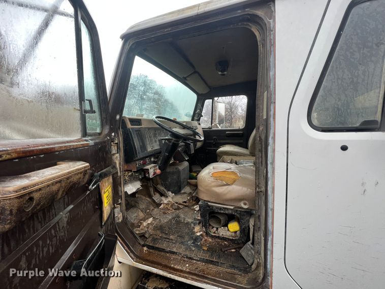 image for item KF9756 1990 International 4700  crew cab bucket truck