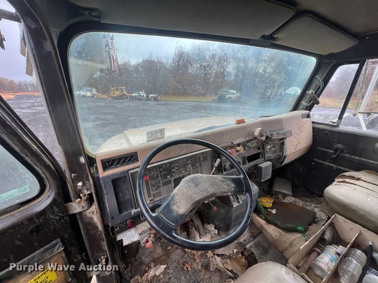 image for item KF9756 1990 International 4700  crew cab bucket truck