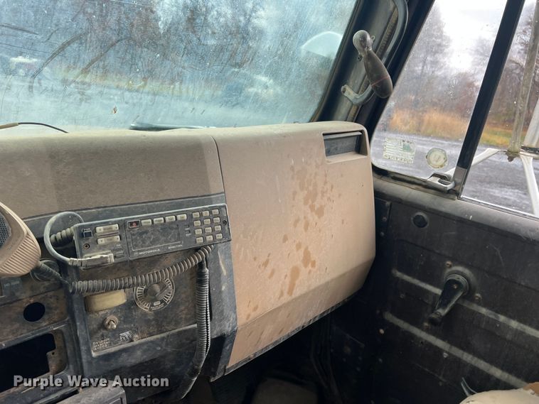 image for item KF9756 1990 International 4700  crew cab bucket truck