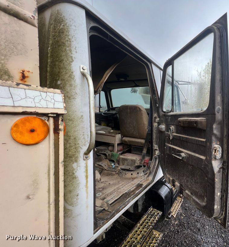 image for item KF9756 1990 International 4700  crew cab bucket truck