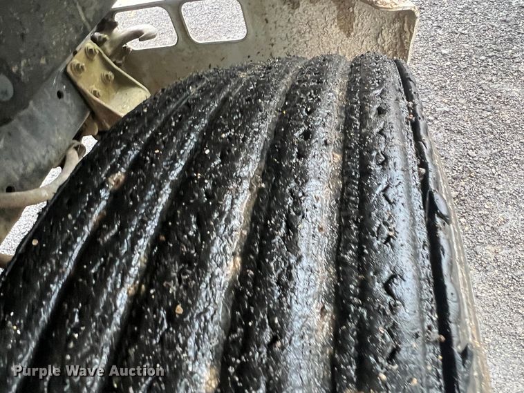 image for item KF9756 1990 International 4700  crew cab bucket truck