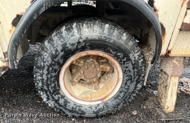 image for item KF9756 1990 International 4700  crew cab bucket truck