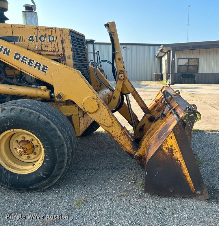 image for item KH9468 1991 John Deere 410D  backhoe