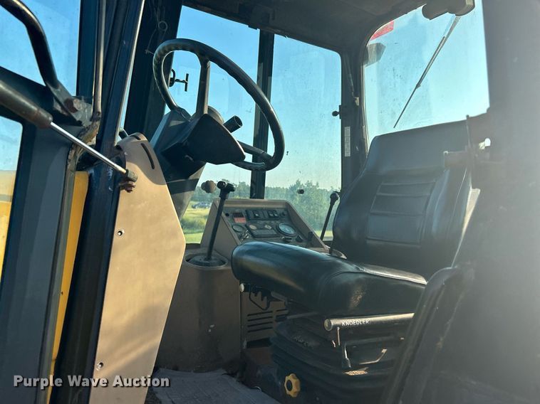 image for item KH9468 1991 John Deere 410D  backhoe