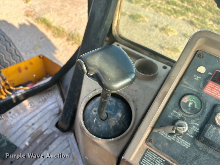 image for item KH9468 1991 John Deere 410D  backhoe