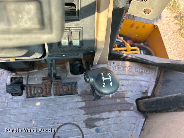 image for item KH9468 1991 John Deere 410D  backhoe